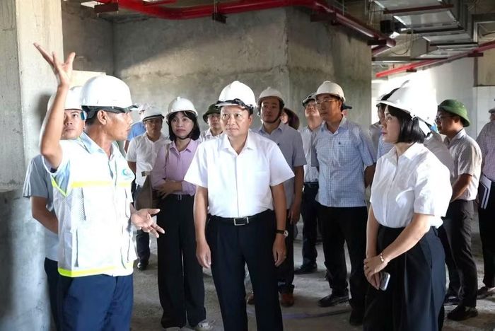 Chủ tịch UBND tỉnh Quảng Trị Lê Hồng Vinh kiểm tra tiến độ thi công, chỉ đạo đẩy nhanh hoàn thành Bệnh viện Đa khoa khu vực Quảng Ninh (cơ sở 2).