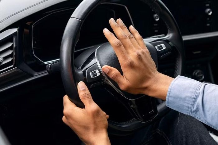 Người lái xe sử dụng tay bấm còi trên vô lăng, một phần quan trọng để cảnh báo khi tham gia giao thông. Ảnh: Jalopnik