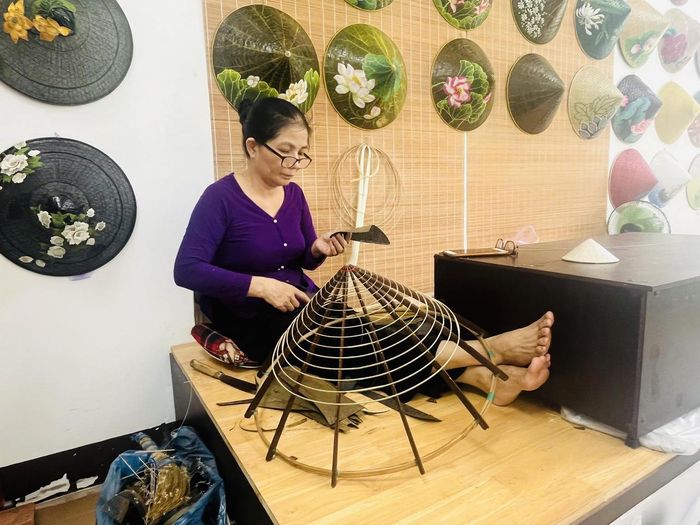 Công đoạn chằm vành đòi hỏi sự khéo léo, chính xác của người thợ. (Ảnh: H.T)