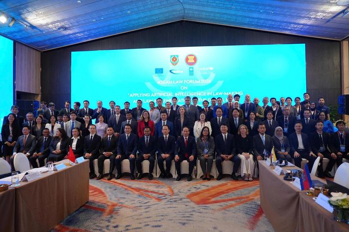 Các đại biểu chụp ảnh lưu niệm tại Diễn đàn.