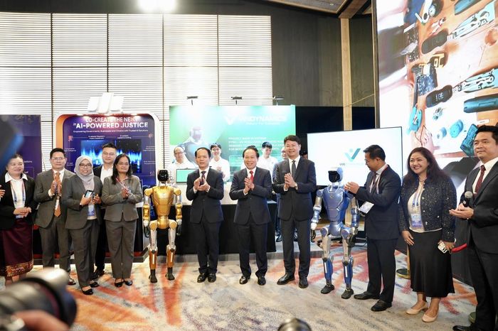 Các đại biểu tham quan các gian hàng Triển lãm các sản phẩm công nghệ của Việt Nam bên lề Diễn đàn.