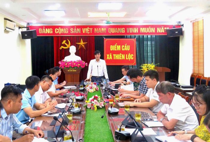 Đồng chí Nguyễn Hữu Dũng - Phó Bí thư Đảng ủy, Chủ tịch UBND phát biểu kết luận Hội nghị giao ban công tác đầu tư công và tiến độ GPMB thực hiện các dự án trên địa bàn xã (Ảnh: TTDVTH xã Thiên Lộc).