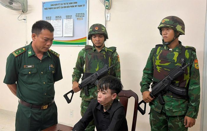 Lực lượng chức năng kịp thời bắt giữ đối tượng Đạt nhập cảnh trái phép, có quyết định truy nã.