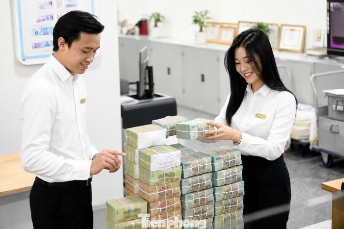 "van” hút tiền vào ngân hàng đang mở, trong khi “van” đưa tiền từ ngân hàng ra khu vực sản xuất lại bị nghẽn.