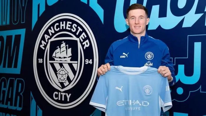  Tiền vệ Elliot Anderson chuyển từ Nottingham sang Man City với giá 135 triệu bảng. 