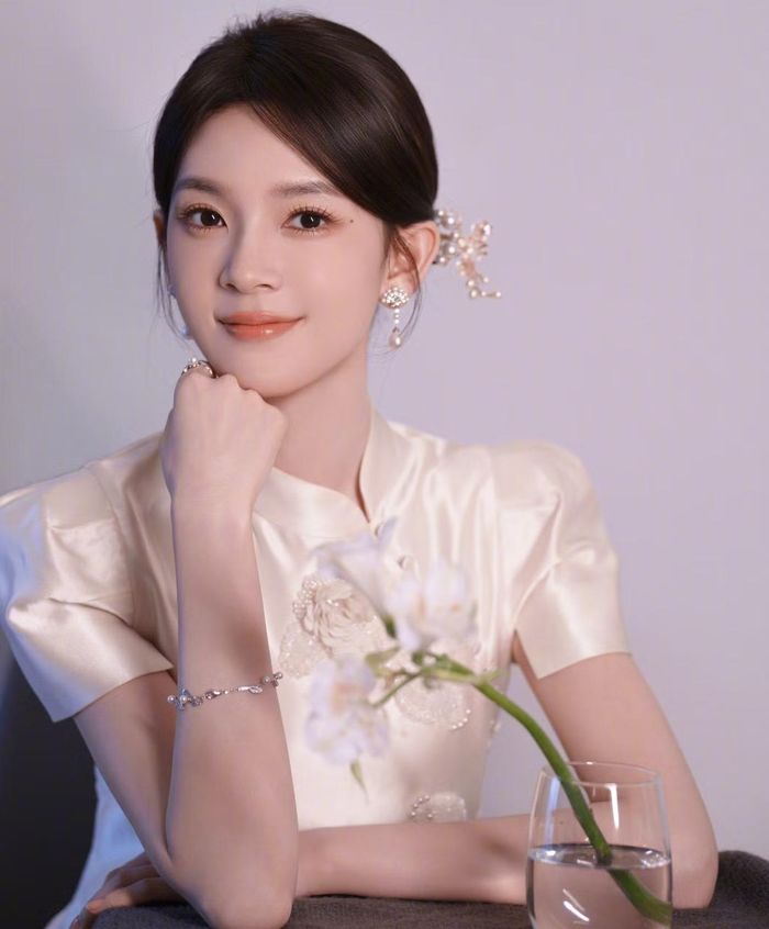 Nữ diễn viên bị công ty Đường Nhân ngăn cản đóng phim khi muốn rời đi.