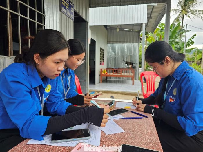 Sinh viên tình nguyện hỗ trợ người dân tích hợp dữ liệu.