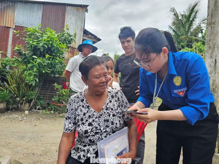 Sinh viên tình nguyện đến từng nhà hỗ trợ bà con đồng bào Khmer tích hợp dữ liệu trên điện thoại.