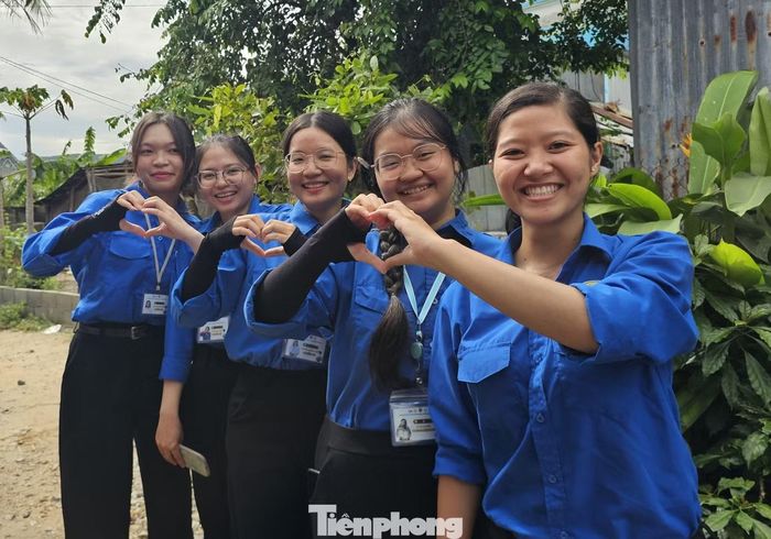 Các bạn trẻ háo hức tham gia hỗ trợ người dân tích hợp dữ liệu. Ảnh: Hòa Hội