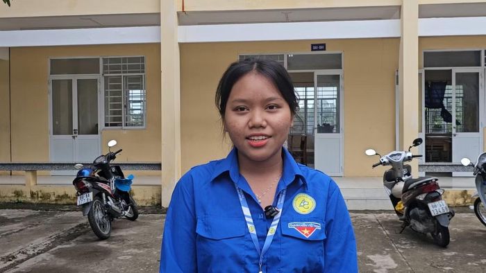 Bạn Thạch Thị Hồng Hạnh - sinh viên năm nhất ĐH An Giang là người dân tộc Khmer tham gia tình nguyện tại xã Núi Cấm.