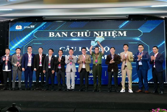 Ông Nguyễn Ngọc Phúc - Phó Chủ tịch UBND tỉnh Lâm Đồng tặng hoa chúc mừng Ban Chủ nhiệm CLB Niềm tin số Lâm Đồng.