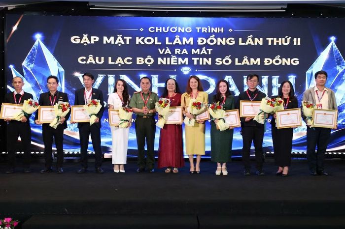Lãnh đạo Công an tỉnh Lâm Đồng trao Giấy khen của Giám đốc Công an tỉnh cho các KOL có thành tích xuất sắc trong tuyên truyền.