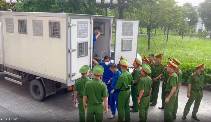 Khoảng 8h, cảnh sát dẫn giải các bị cáo đến tòa.