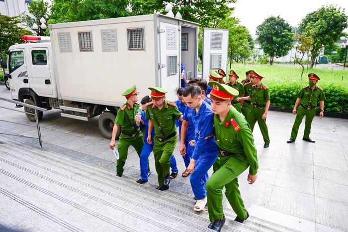 Có 13 bị cáo bị tạm giam, 15 bị cáo tại ngoại.