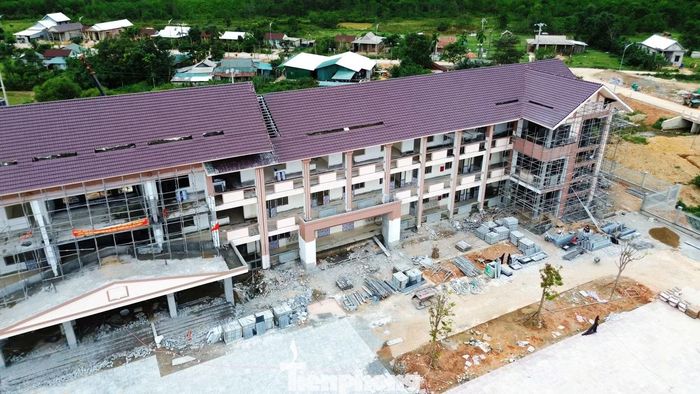  Bên cạnh lực lượng công nhân của các nhà thầu, Bộ Chỉ huy Quân sự TP. Huế đã huy động 150 cán bộ, chiến sĩ tham gia hỗ trợ thi công.﻿ Mỗi ngày, hơn 450 công nhân, cán bộ, chiến sĩ có mặt trên công trường, tranh thủ từng ngày, từng giờ để hoàn thiện các phần việc còn lại. 