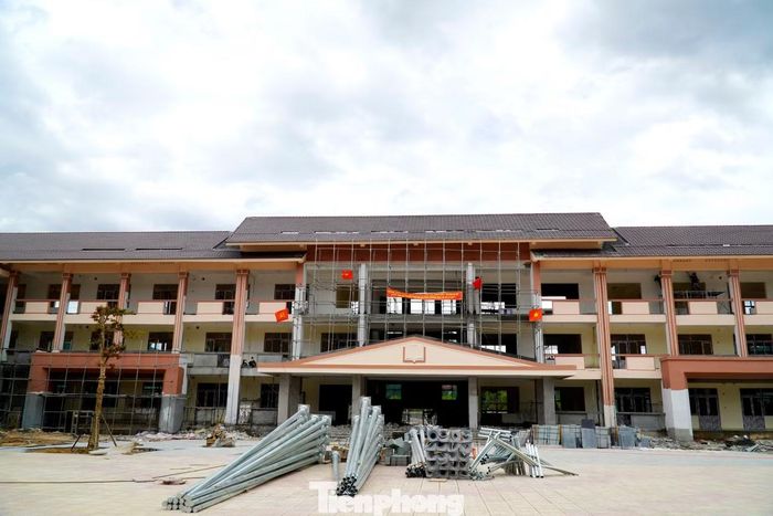 “Chủ đầu tư yêu cầu các nhà thầu tập trung tối đa nguồn lực, tăng ca tăng kíp, làm đêm, để đẩy nhanh tiến độ thi công các hạng mục cuối cùng, phấn đấu hoàn thành công trình trước ngày 30/8 để phục vụ khai giảng năm học mới 2026-2027”, ông Phú cho hay.