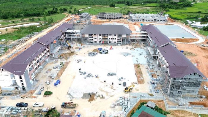  Ông Hồ Hữu Phú - Phó Giám đốc phụ trách Ban Quản lý dự án Đầu tư xây dựng khu vực 2 TP. Huế - đại diện chủ đầu tư cho biết, tháng 8 là giai đoạn quyết định đối với dự án﻿. Chủ đầu tư đã liên tục đôn đốc các nhà thầu tăng cường nhân lực, đặc biệt là đội ngũ có tay nghề, tập trung hoàn thiện các hạng mục cuối cùng để bảo đảm công trình về đích đúng kế hoạch. 