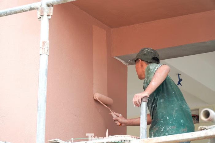  Ghi nhận tại công trường Trường phổ thông nội trú liên cấp Tiểu học và THCS xã A Lưới 4 ở thôn Hương Lâm, trong những ngày giữa tháng 8, không khí thi công diễn ra khẩn trương, tất bật. Trên khuôn viên rộng gần 5 ha, các tốp công nhân, xe máy được bố trí tại nhiều vị trí để hoàn thiện đồng thời các hạng mục còn lại. 