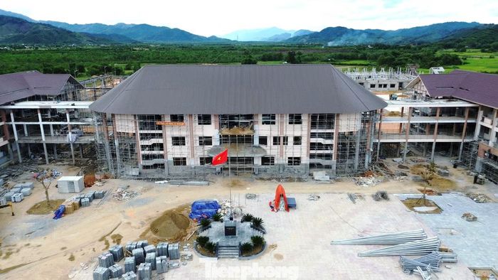 Theo Ban Quản lý dự án Đầu tư xây dựng khu vực 2 TP. Huế, dự án Trường phổ thông nội trú liên cấp Tiểu học và THCS xã A Lưới 4 có tổng mức đầu tư hơn 240,4 tỷ đồng. Đến nay, tiến độ thi công công trình đã đạt trên 85%, nhiều hạng mục chính cơ bản hoàn thành.