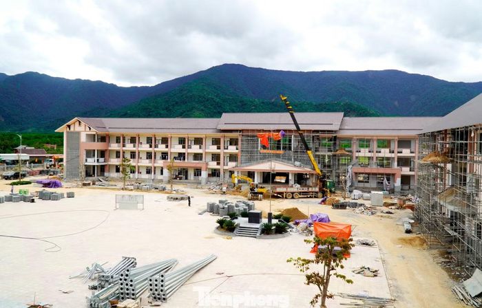 Sau gần 10 tháng thi công, các công trình hiện đã bước vào chặng nước rút. Trước yêu cầu phải hoàn thành, bàn giao và đưa vào sử dụng trước ngày 30/8 để phục vụ năm học mới 2026-2027, các nhà thầu hiện tập trung tối đa nhân lực, máy móc để đẩy nhanh tiến độ.