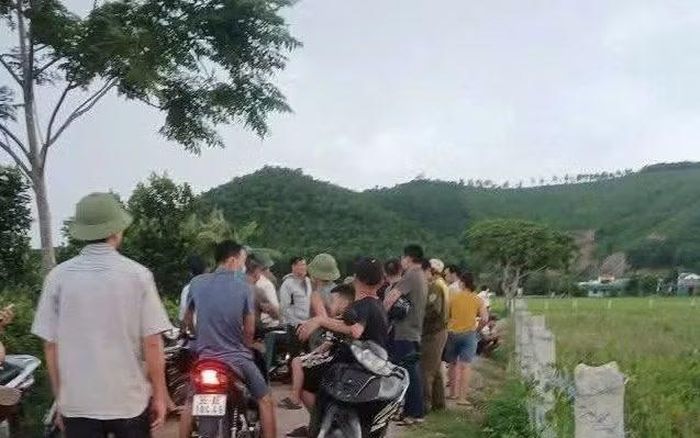 Hình ảnh người dân thôn Vạn Thắng tập trung trước trang trại chăn nuôi vịt gây ô nhiễm.