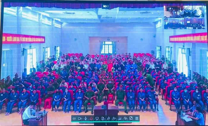 Phòng xử án tại T30 sáng nay 18/8. Ảnh chụp qua màn hình.