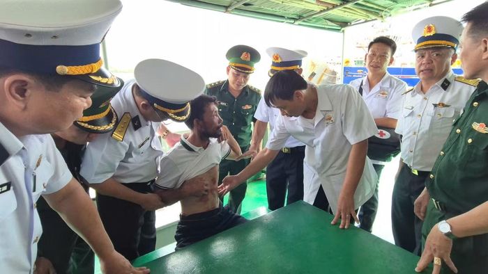 Bác sĩ kiểm tra sức khỏe của ông Chung khi tàu cập bến.