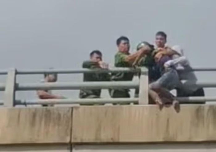 Hình ảnh các lực lượng giải cứu người đàn ông. Ảnh cắt từ video.