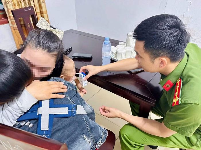 Hai mẹ con sau đó được Công an xã Thần Lĩnh đưa về trụ sở động viên, chăm sóc.