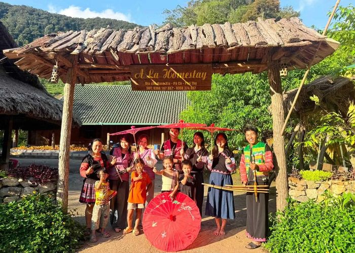  Cùng với cảnh sắc thiên nhiên được ưu đãi, người dân Pà Cò﻿ đang từng bước phát triển du lịch cộng đồng. Nhiều homestay được đầu tư khang trang, đường vào các bản được cải thiện, tạo điều kiện thuận lợi hơn để đón du khách. 