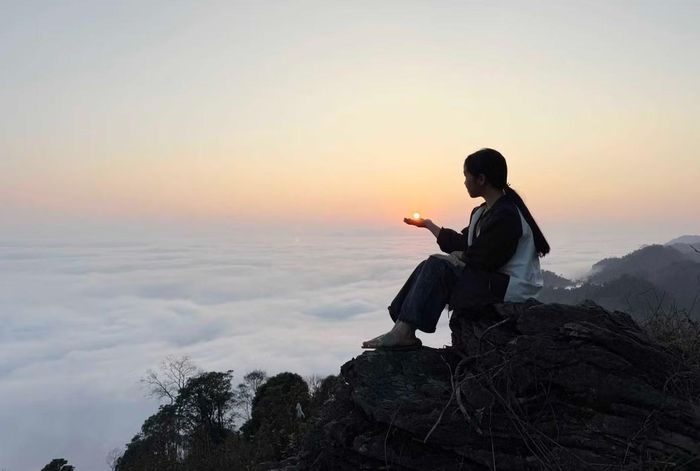 Chị Nguyễn Bích Thủy (du khách đến từ TP. Hồ Chí Minh) bày tỏ, ngắm biển mây ở Pà Cò khi đất trời vào thu là đẹp nhất. Thật tuyệt khi ngắm biển mây lúc bình minh từ từ nhô lên sau những dãy núi. Ánh sáng đầu ngày nhuộm bầu trời từ sắc hồng sang vàng óng. Dưới thung sâu, mây trắng bắt đầu chuyển động. Từng lớp, từng lớp mây cuộn trào như những con sóng khổng lồ, chậm rãi ôm lấy chân núi rồi tràn qua các thung lũng.