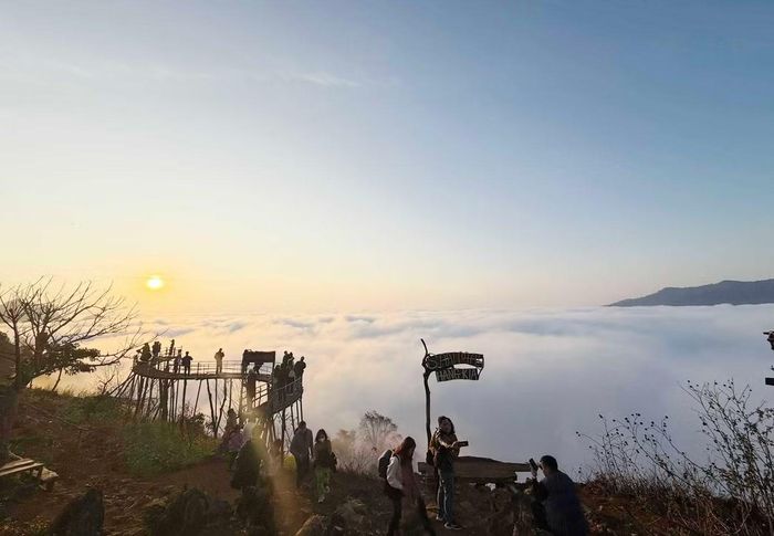 "Có lúc, biển mây trải rộng đến tận đường chân trời. Có lúc, những đỉnh núi xanh chỉ còn nhô lên như những hòn đảo giữa đại dương trắng xóa. Ánh nắng xuyên qua từng lớp mây, tạo nên những mảng sáng tối thay đổi liên tục. Chỉ cần một cơn gió nhẹ, cả biển mây dường như lại chuyển mình", chị Thủy chia sẻ.
