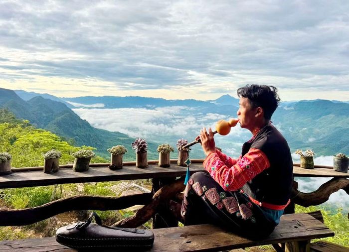 Theo người dân địa phương, khoảng thời gian lý tưởng nhất để săn mây là từ 5 đến 10 giờ sáng. Khi ấy, mây còn dày, chưa bị nắng làm tan loãng. Đứng giữa không gian ấy, người ta dễ quên đi những ồn ào thường nhật, chỉ còn tiếng gió, tiếng chim và trước mắt là một bức tranh thiên nhiên rộng lớn.