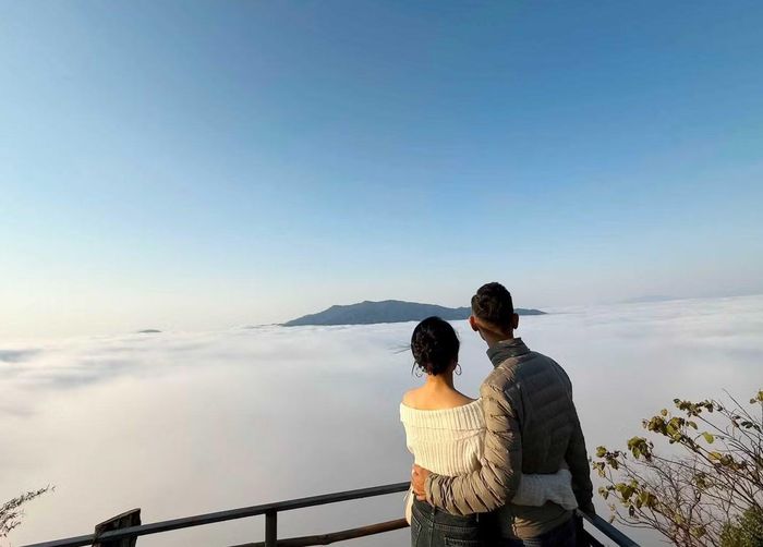  Khi đất trời thu sang, những biển mây﻿ bồng bềnh lại xuất hiện, cuộn lên từ các thung sâu, ôm trọn những sườn núi xanh thẳm, tạo nên khung cảnh vừa hùng vĩ, vừa thơ mộng. Chính vẻ đẹp ấy đã biến Pà Cò thành điểm đến níu chân những người yêu thiên nhiên và say mê khám phá vẻ đẹp của núi rừng Tây Bắc. 