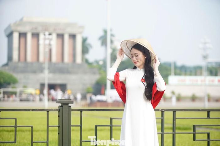 Nhu cầu chụp ảnh áo dài tại khu vực Quảng trường Ba Đình tăng cao.