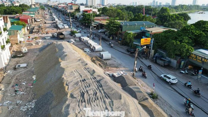 Do vướng giải phóng mặt bằng, dự án nhiều lần chậm tiến độ dù một số đoạn đã hoàn thành. Đến tháng 7/2026, mặt bằng cơ bản được bàn giao, nhiều máy móc và nhân lực được huy động, đẩy nhanh thi công để sớm hoàn thành dự án.