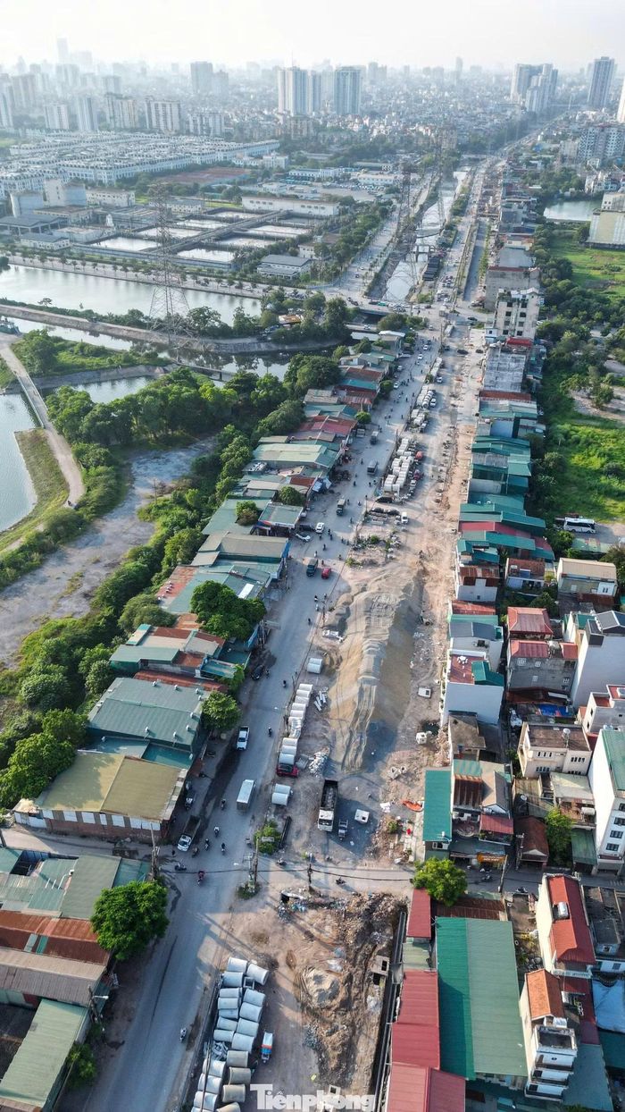 Đường Tam Trinh đi qua các phường Hoàng Mai, Tương Mai và Vĩnh Tuy, được quy hoạch với mặt cắt ngang rộng 40-55m, tương đương 6 làn xe tùy từng đoạn. Theo thiết kế, tuyến đường có vỉa hè rộng, được đầu tư hệ thống cây xanh đồng bộ. Dự án có khoảng 1.600 hộ dân cùng nhiều cơ quan, tổ chức thuộc diện phải giải phóng mặt bằng.