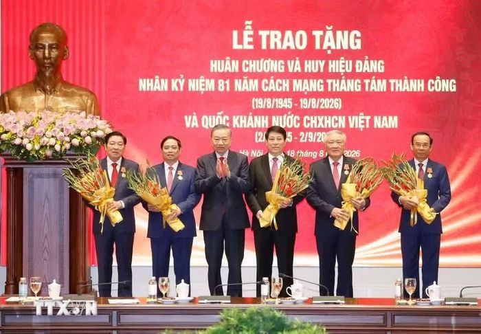 Tổng Bí thư, Chủ tịch nước Tô Lâm trao tặng Huân chương Hồ Chí Minh cho các nguyên lãnh đạo Đảng, Nhà nước. Ảnh: TTXVN.