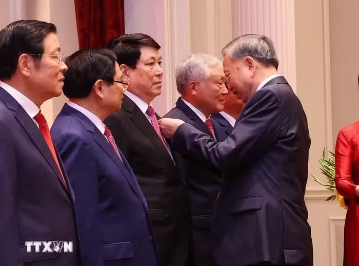 Tổng Bí thư, Chủ tịch nước Tô Lâm trao tặng Huân chương Hồ Chí Minh cho nguyên Ủy viên Bộ Chính trị, nguyên Chủ tịch nước Lương Cường. Ảnh: TTXVN.
