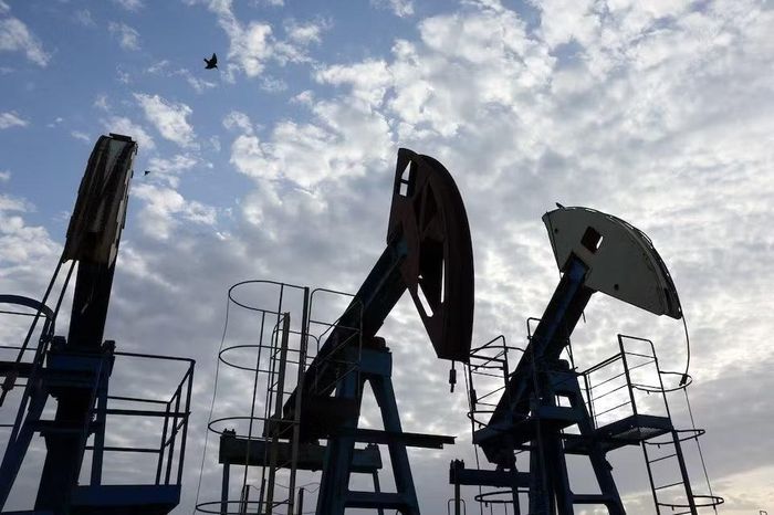 Giá dầu cũng đi lên khi kỳ vọng Fed không tăng lãi suất trong tháng 9 gia tăng và căng thẳng Mỹ - Iran làm dấy lên lo ngại về nguồn cung năng lượng. Ảnh: Reuters.