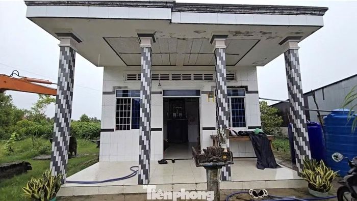 Căn nhà cấp 4 xuống cấp, mái dột khiến nước tràn xuống nền mỗi khi trời mưa. Ảnh: Nhật Huy