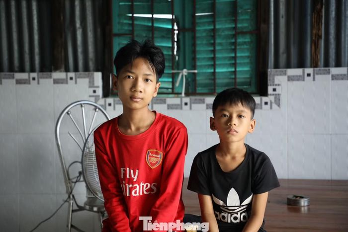 Hai anh em Trương Văn Thạch và Trương Văn Thiên mong ngóng cha trở về sau 4 ngày trôi dạt trên biển.