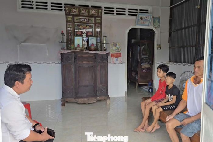 Đại diện chính quyền địa phương tới thăm hỏi con ông Chung.