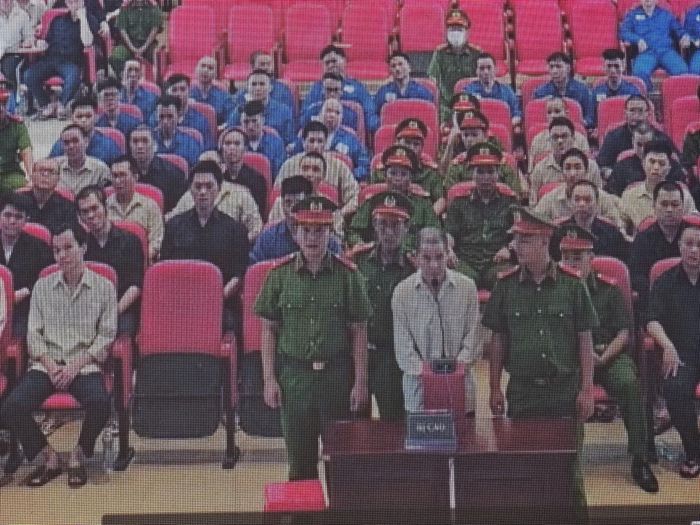 Hoàng Sỹ Thắng đang trả lời xét hỏi của HĐXX trưa 18/8. Ảnh chụp qua màn hình.