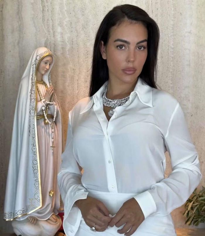 Bộ trang sức đắt đỏ của vợ Ronaldo.