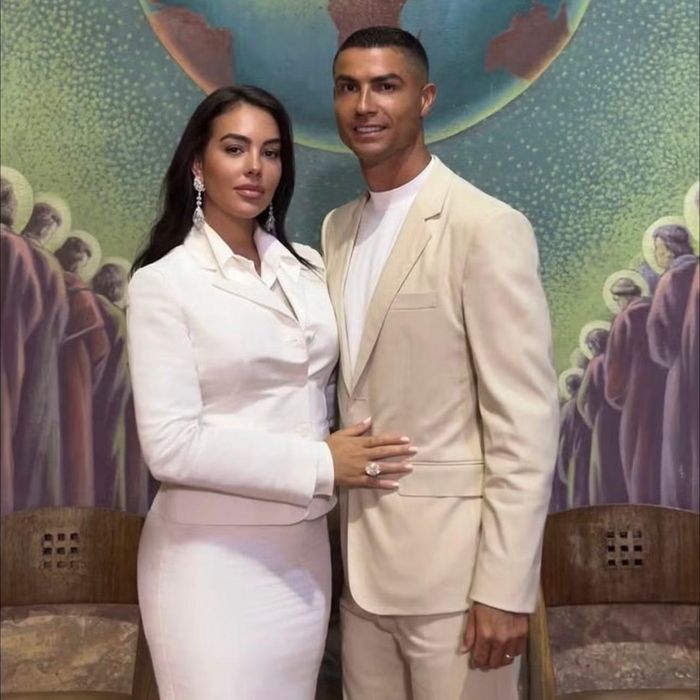 Ảnh cận đám cưới ấm cúng của Ronaldo.