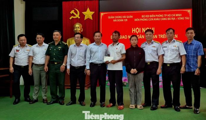 Đơn vị Hải đoàn 129 cùng các đơn vị tặng quà, thăm hỏi đến gia đình và ngư dân bị nạn