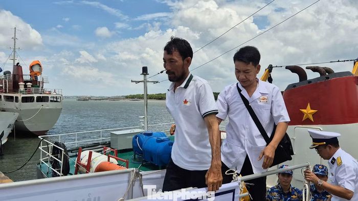 Ông Trương Văn Chung khi được đưa lên tàu với sức khỏe ổn định.
