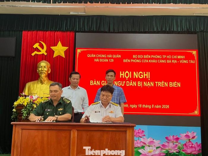 Các đơn vị ký kết bàn giao ngư dân.