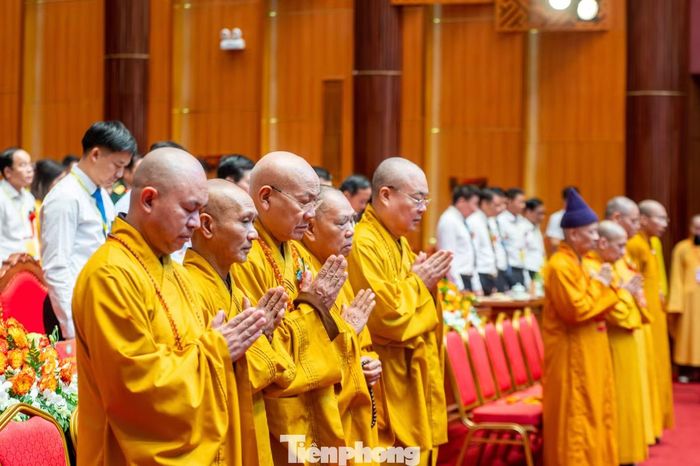 Các đại biểu dự đại hội dành một phút mặc niệm tưởng nhớ đến Chủ tịch Hồ Chí Minh, các vị anh hùng của dân tộc đã hi sinh trong sự nghiệp đấu tranh, bảo vệ, thống nhất đất nước.